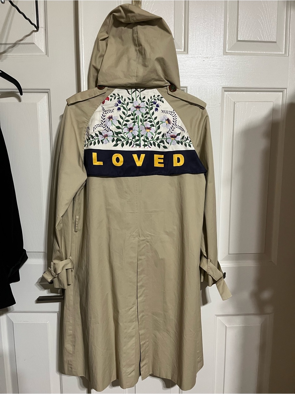 GUCCI Beige Double-Breasted Trench Coat with Floral-Lined Hood
15-06